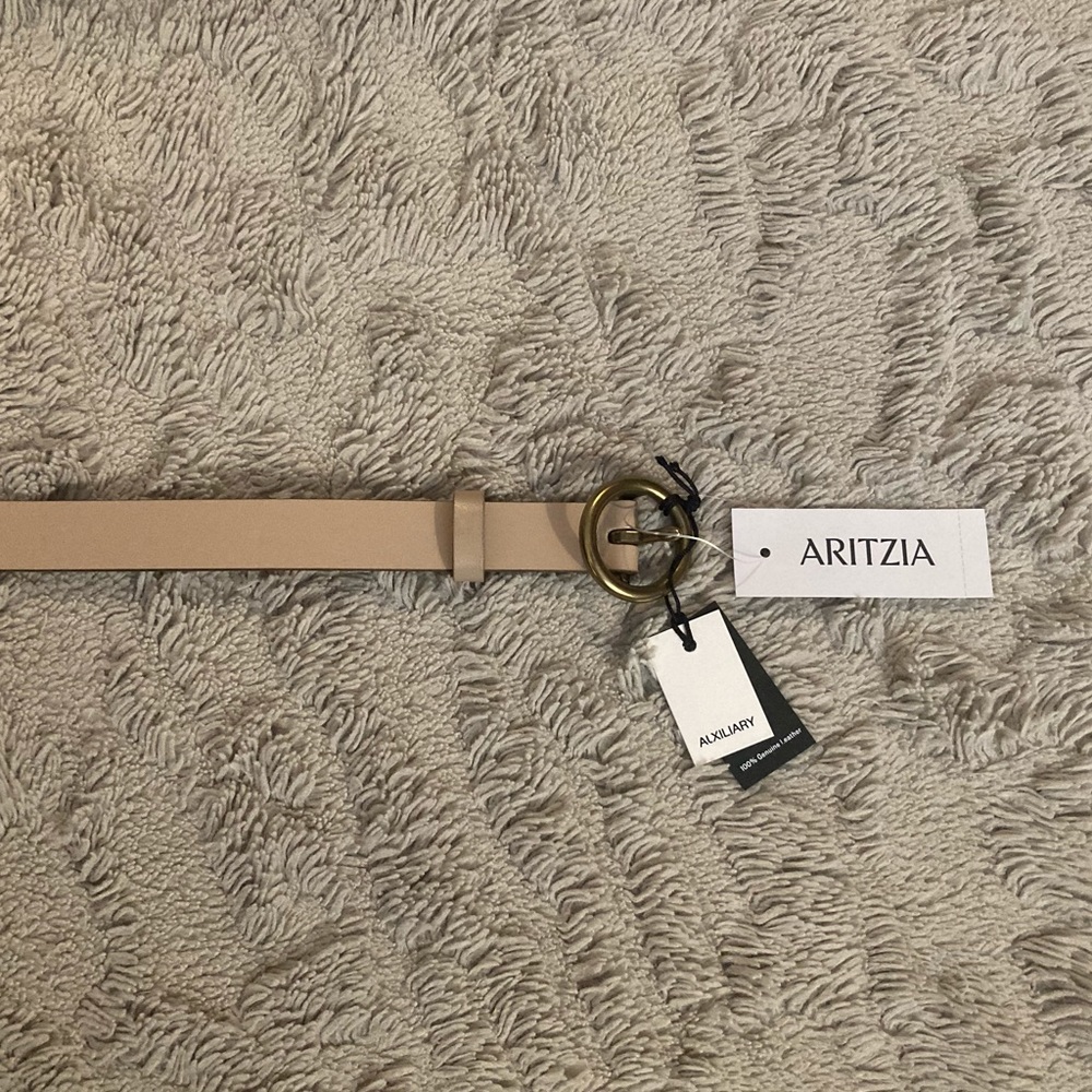 💕 Aritzia Skinny Ring Tan/Gold Belt